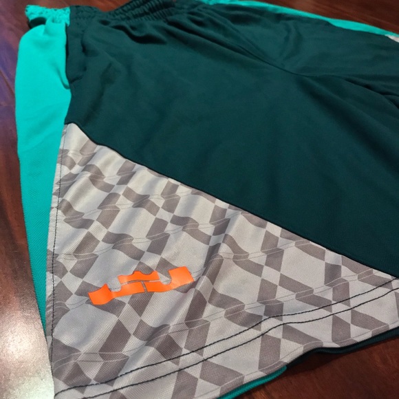 Lebron James - Basketball Shorts - Picture 2 of 4